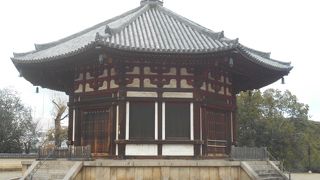 南円堂の派手な迫力はないが、優美な北円堂は国宝