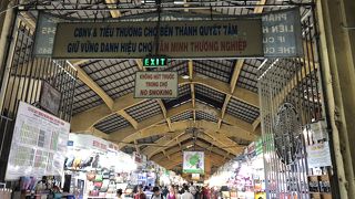 工芸品や衣類、土産物を始めとした、数多くの品が揃うマーケット