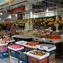 1階は商店、通り沿いに入っている大きな果物屋さん