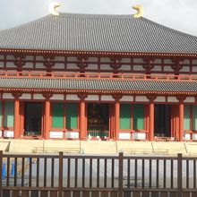 唐招提寺の金堂を彷彿させる外観