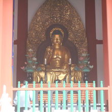新しい金箔が輝くご本尊は、建物内部からは撮影禁止