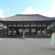 心なしか寂しげな東金堂