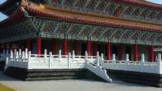 広い敷地にりっぱな建物です