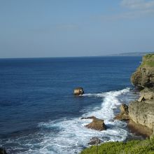 波が岩を砕く北側の風景