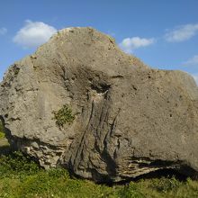 マムヤの墓の巨石