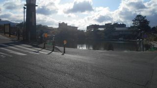 名前は有名だが、余りきれいとはいえない放生池。