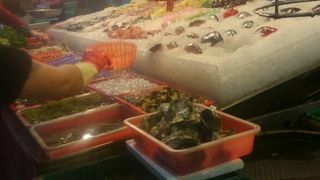 海鮮料理のお店が並んでいます