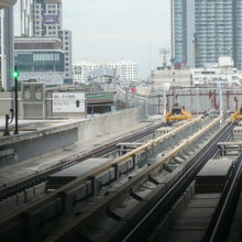 タオプーン駅の西の線路はできていますが、柵で封鎖されています