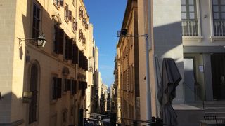 バレッタ旧市街は坂の町で湾や地中海の警視化が素晴らしかったですが騎士団のイメージはなかった