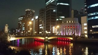 橋の下の方ではイルミネーションが行われていました。