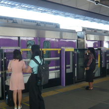 タオプー駅のパープルラインのホームです。バンパイ行の電車です