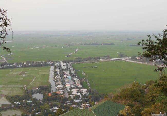 カンボジアとの国境を眺められる，聖なる山。