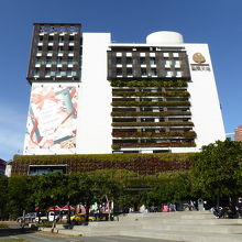 広場の目の前にある勤美天地