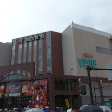 みなとみらい側からの入り口と建物外観