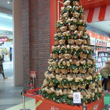 入り口入ってすぐのぬいぐるみのお店のクリスマスツリー