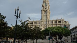 リベルダーデ広場に隣接する見事な庁舎