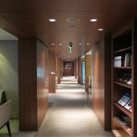 書斎のようなデザインのクラブラウンジ