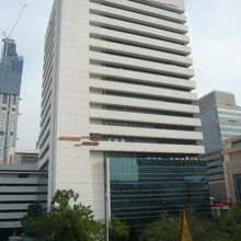 チットロム駅の周辺には、高層ビルが多く見えます。緑もあります