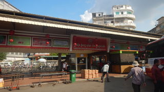 シェムリアップからバスに乗って到着