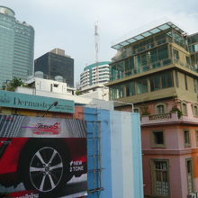 チットロム駅の周辺には、色鮮やかな建物もあり、飽きません。