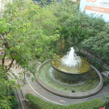 チットロムの高層ビル群の中にも、緑のオアシスの噴水です。