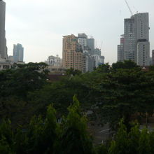 意外にも、チットロム駅の周辺の、緑の樹々が繁っている場所です