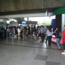 チットロム駅の改札です。ＢＴＳの駅は総じて混んでいます。