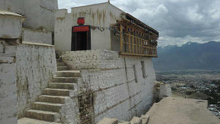 王宮の上のゴンパ