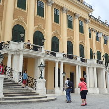 建物の正面階段を昇るとバルコニーに出られます