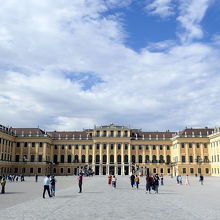 おなじみ、建物の正面、全景です。