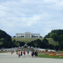 宮殿から、広～い庭園を望みます。