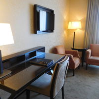 デスクやソファもありました。