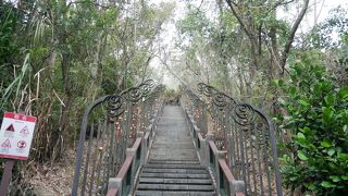 日月潭前の階段