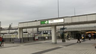 横幅の広い歩道橋