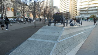 「アリオ川口」の手前にある大きな広場