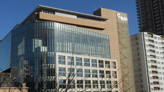 公共施設がたくさん入っている綺麗なビル