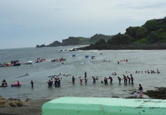 家族連れ、若者で一杯で、湘南の海を連想させます