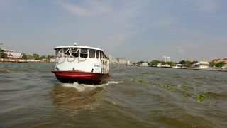 バンコクの名所巡りはこの川を船で行くのが便利