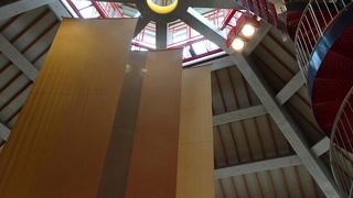 凝った建物は立派です。