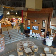 ホールにはくつろげるようにソファーもあります。