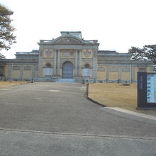 明治27年竣工の旧帝国奈良博物館本館＝「なら仏像館」
