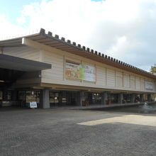 近代的な新館の建物