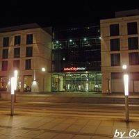 中央駅からトラムの線路を渡ってすぐです。