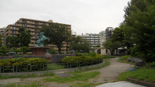 街中にしては広い公園