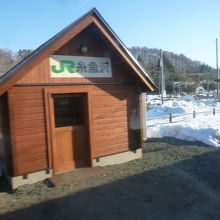 可愛らしいJR糸魚沢駅が最寄り駅です