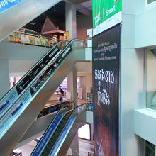 小さめですが，清潔で近代的なビルです。