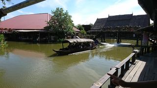 ぐるっと歩いて1周廻って見られます