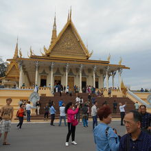 大混雑の即位殿。