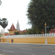 王宮・シルバーパゴダ前の通り。