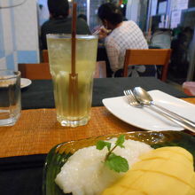 デザートのマンゴー＆もち米。